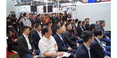 创世纪集团CCMT2024新品颁布会盛大开幕，高端五轴机床引领行业创新潮水